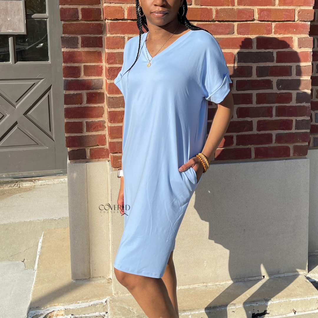 Spring blue V-neck t-shirt dress with pockets paired with black sandals